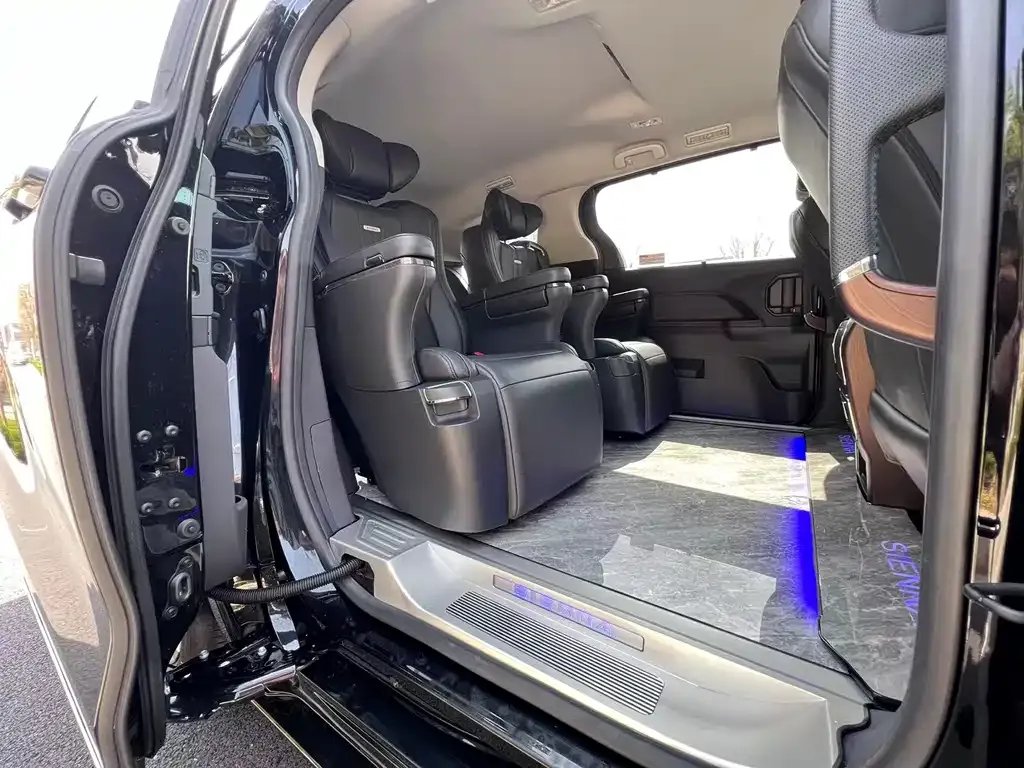 Toyota Sienna 2024 из CN, фото 3