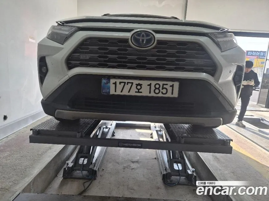 Toyota RAV4 — фото 1