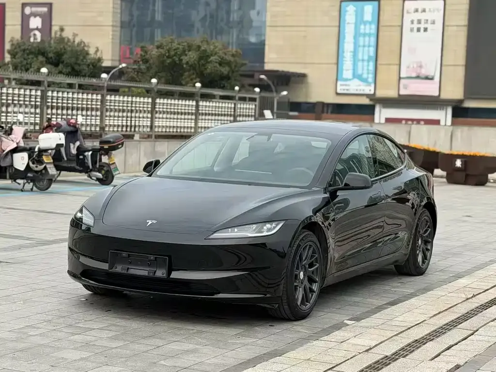 Tesla Model 3 — фото 1