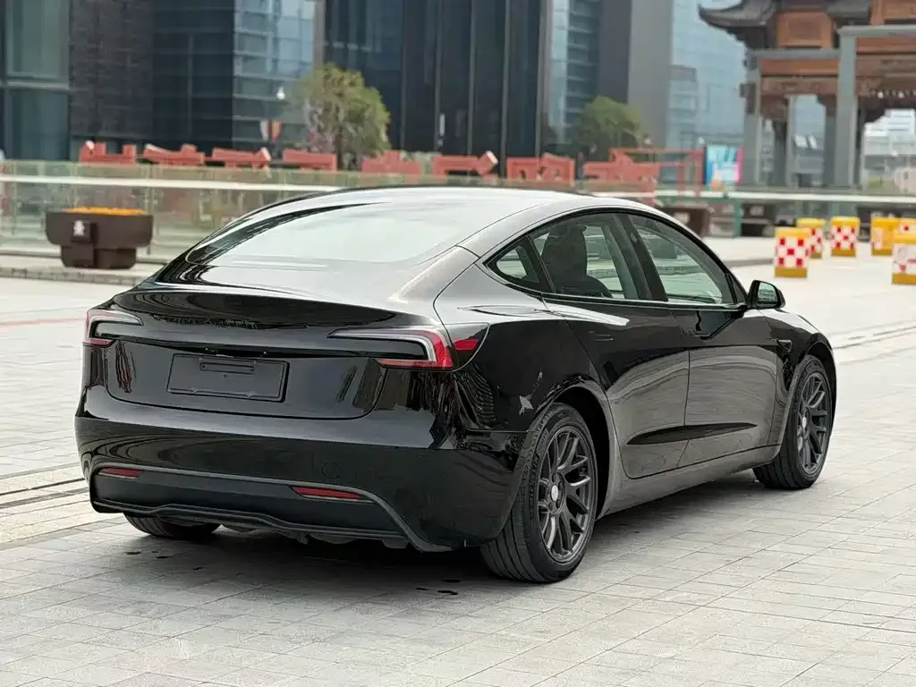 Tesla Model 3 — фото 4
