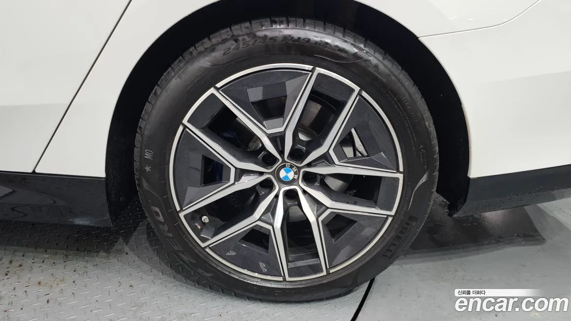 BMW 5-Series — фото 10
