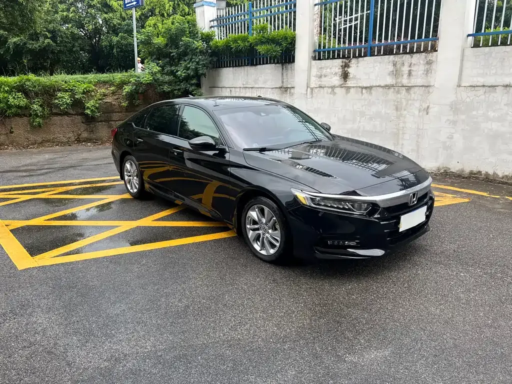Honda Accord — фото 1
