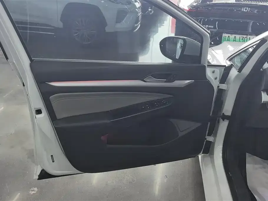 Volkswagen Golf 2023 из CN, фото 2