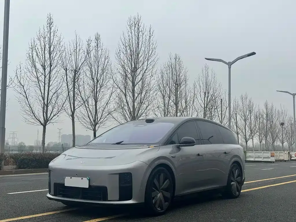 Li Auto i8 — фото 1