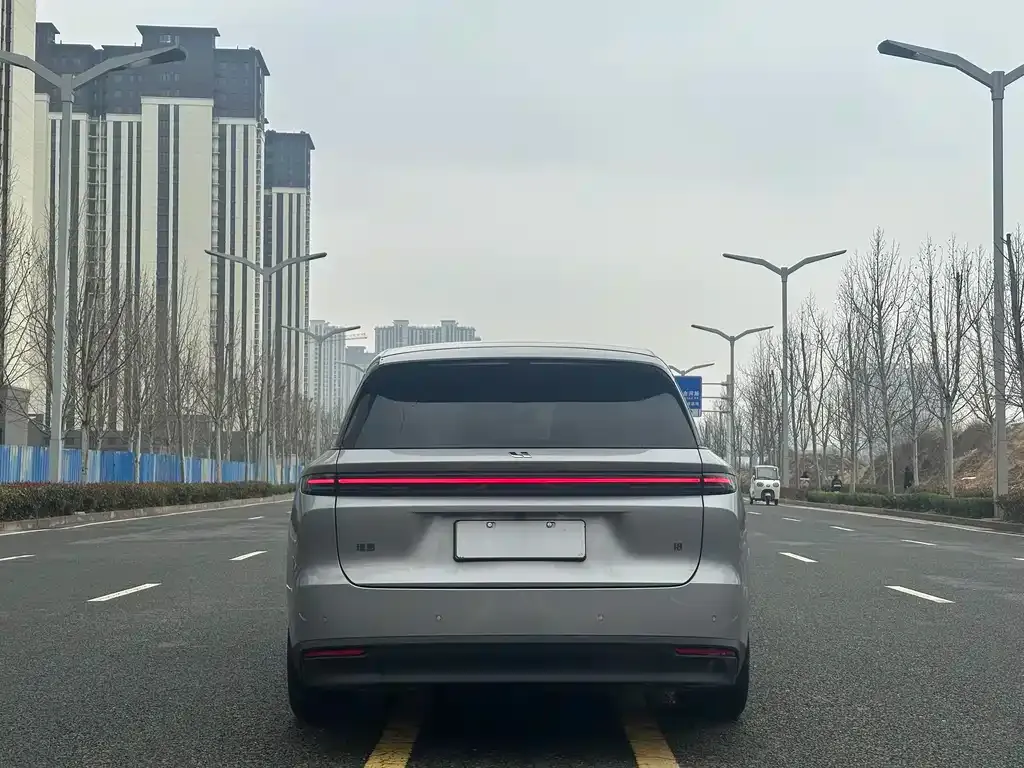 Li Auto i8 — фото 3