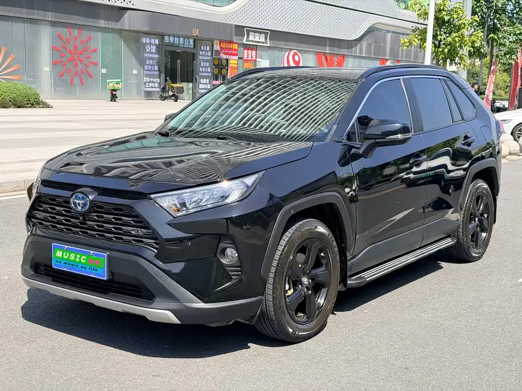 Toyota RAV4 — фото 1