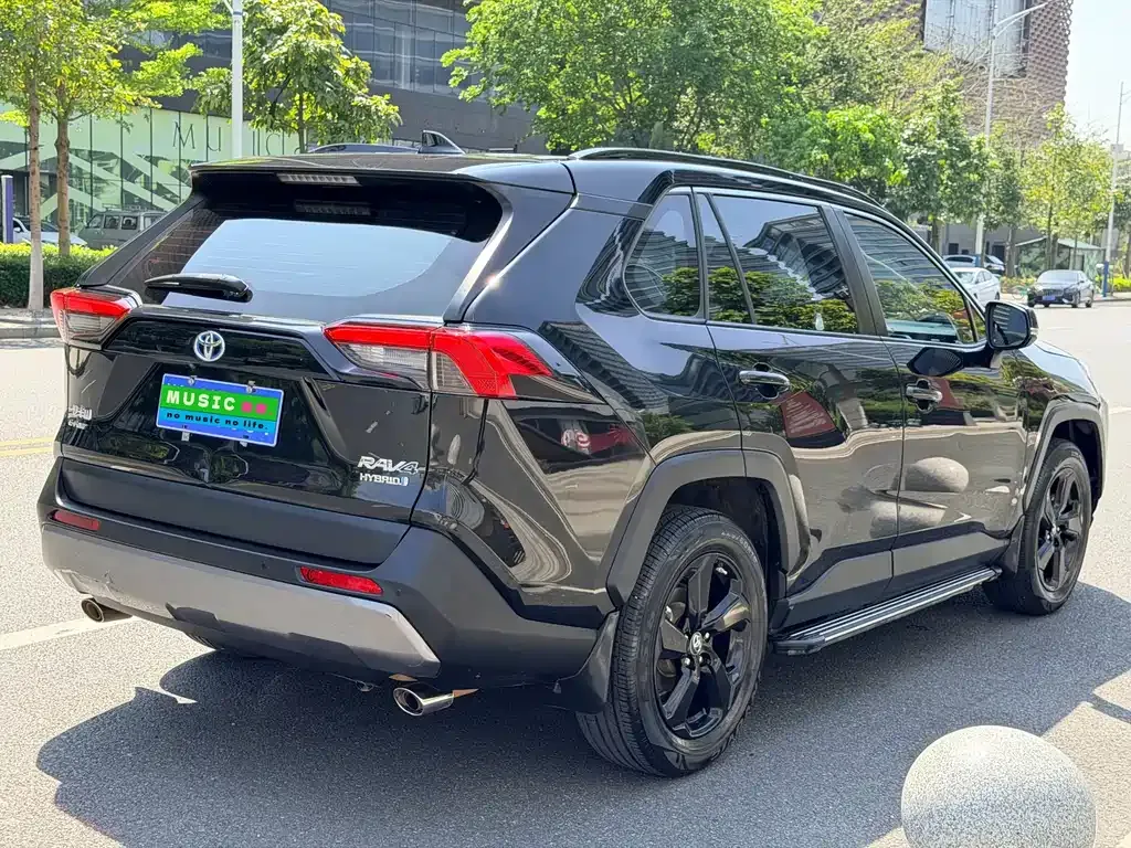 Toyota RAV4 — фото 10