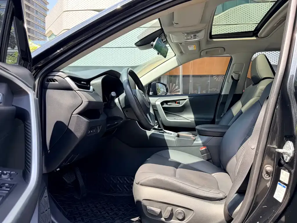 Toyota RAV4 — фото 4