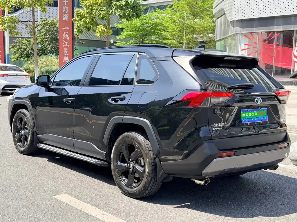 Toyota RAV4 — фото 7