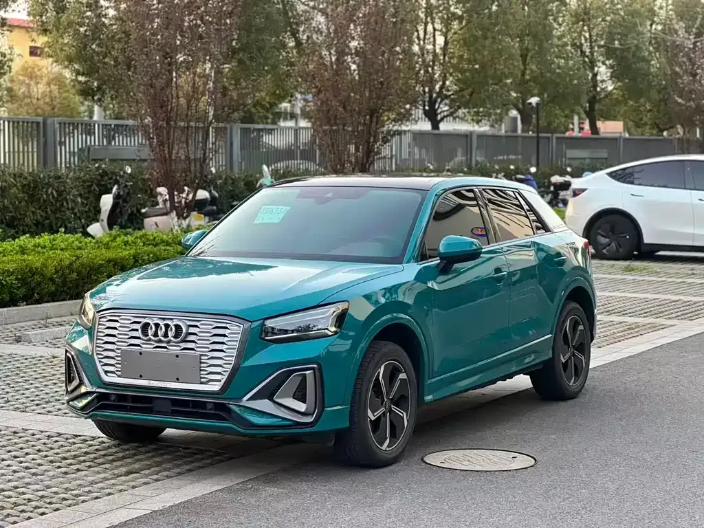 Audi Q2L e-tron — фото 1