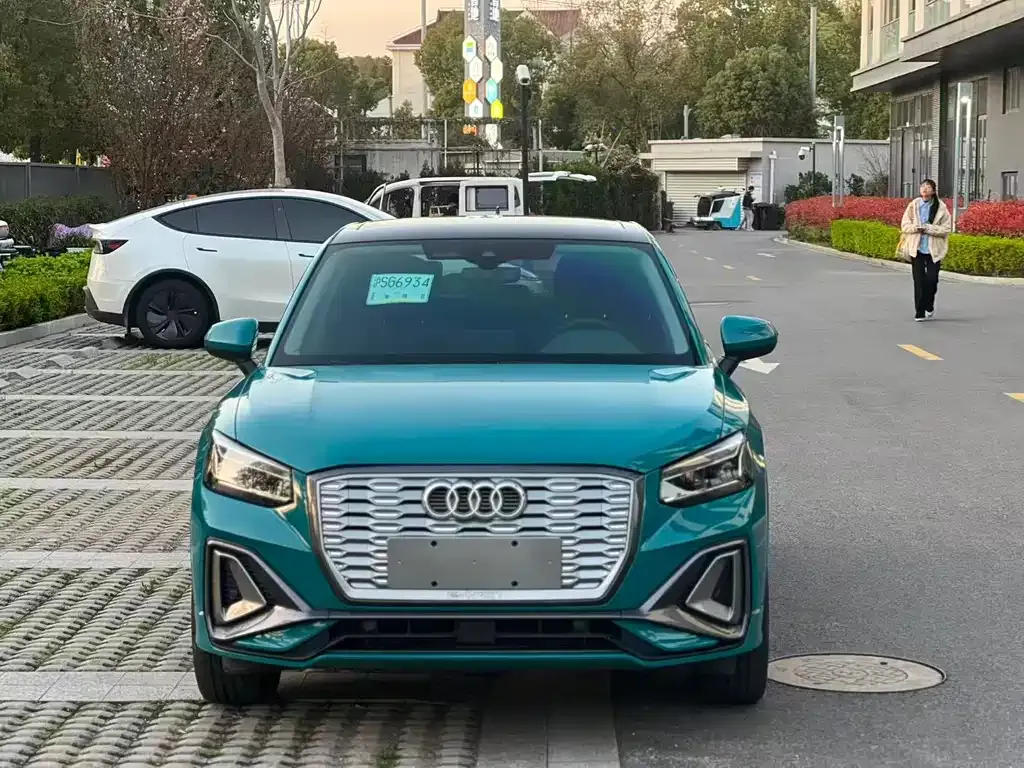 Audi Q2L e-tron — фото 9