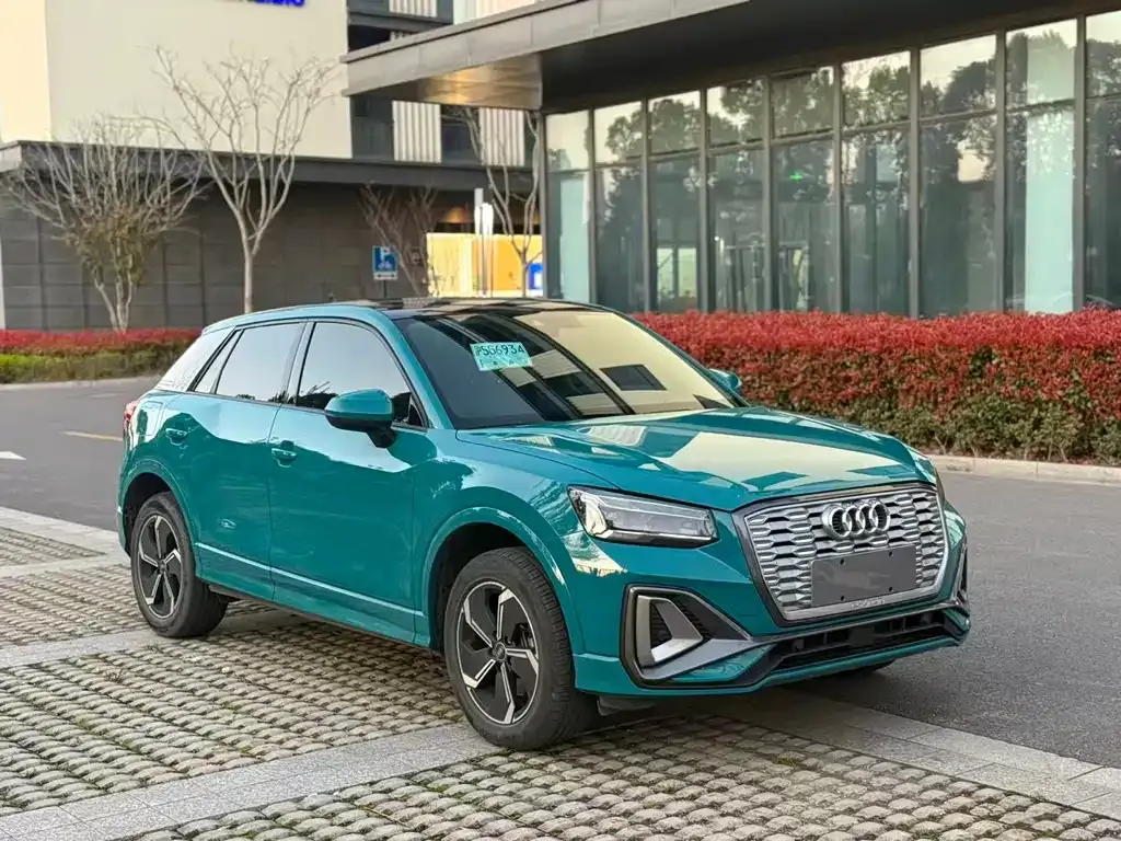 Audi Q2L e-tron — фото 3