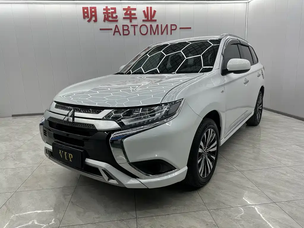 Mitsubishi Outlander — фото 1