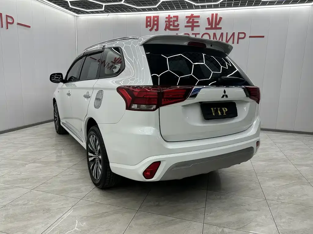 Mitsubishi Outlander — фото 10