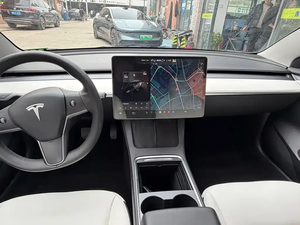 Tesla Model 3 — фото 3