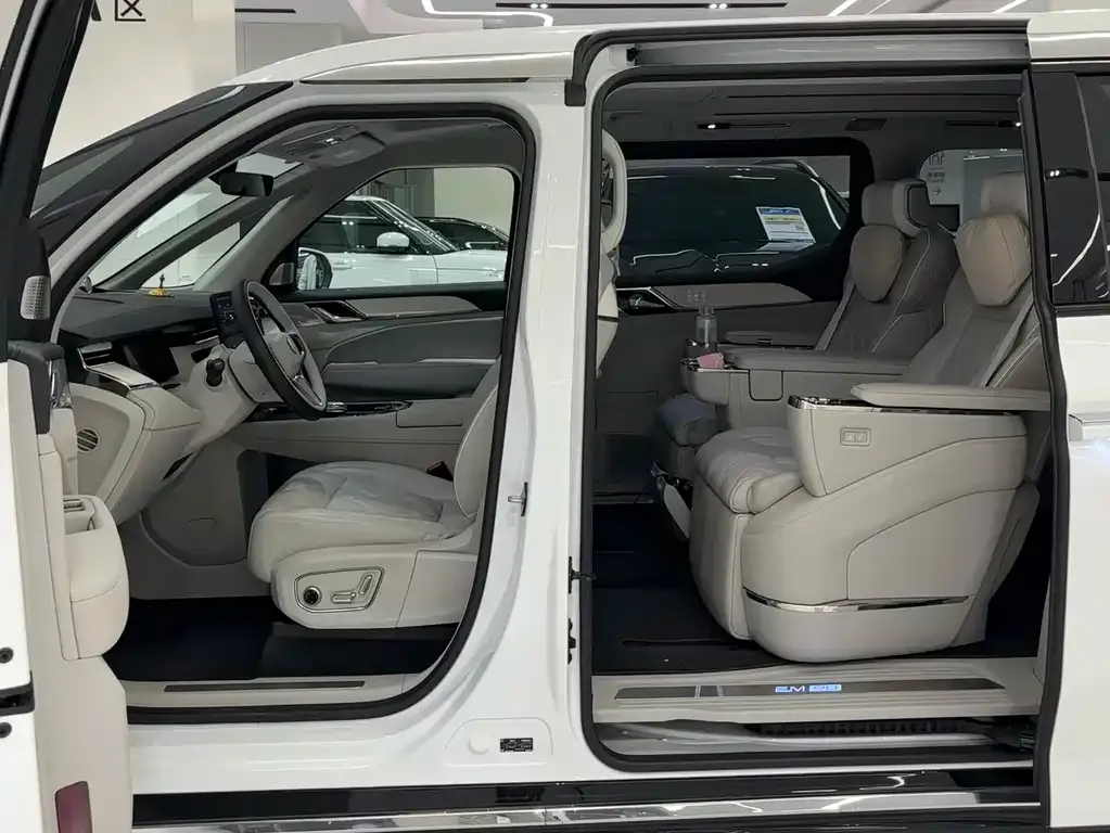 Volvo EM90 — фото 10