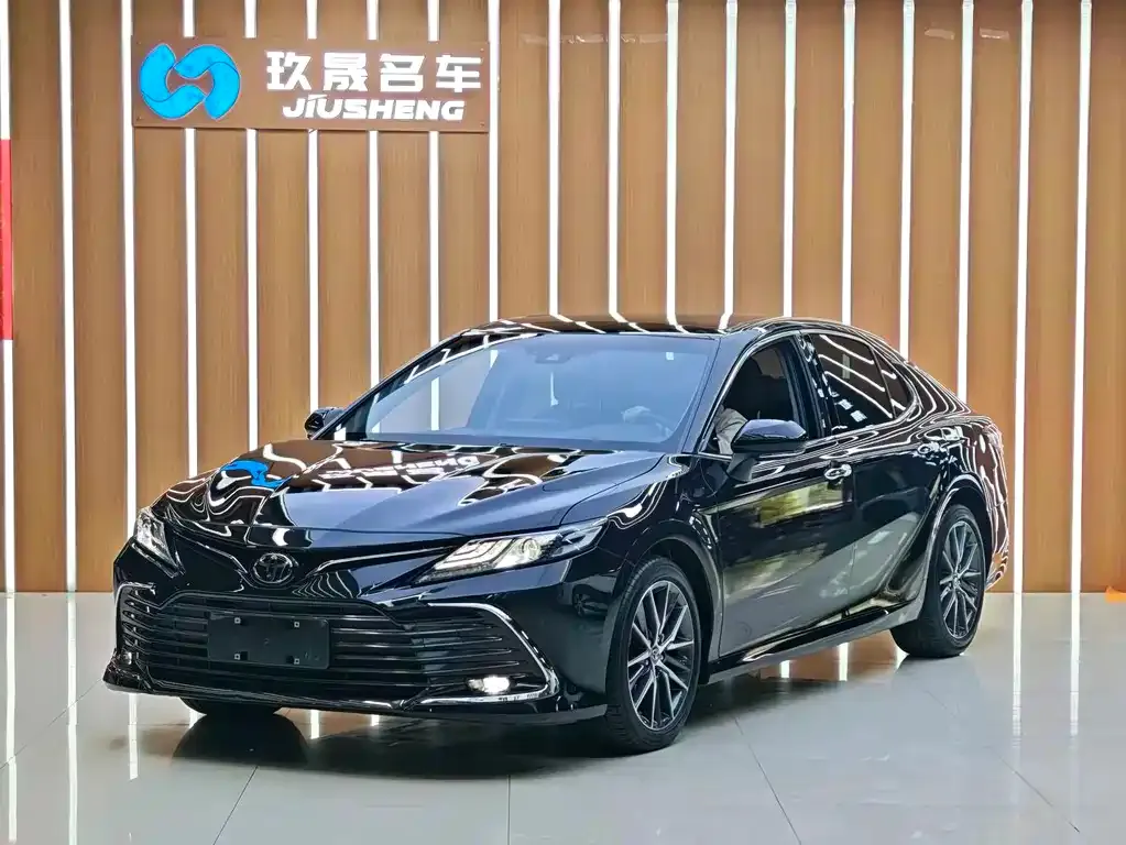 Toyota Camry — фото 1