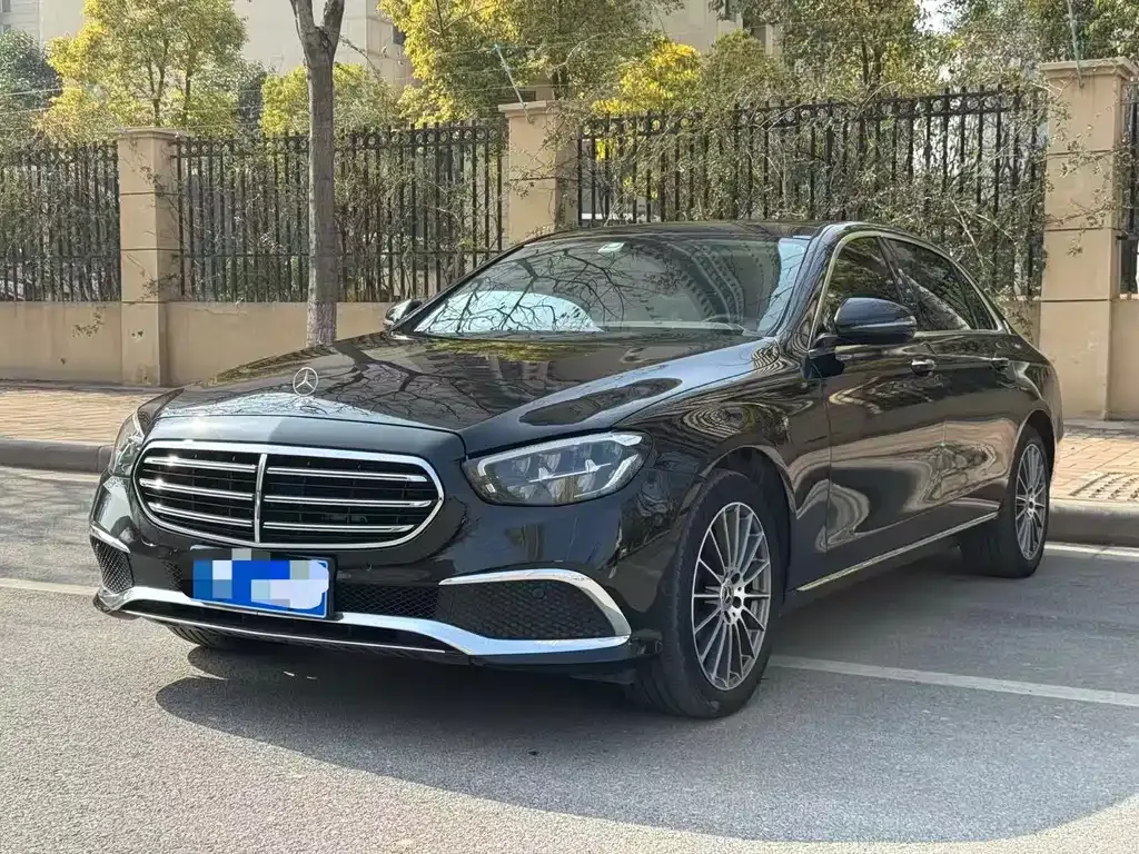 Mercedes-Benz E-Class — фото 1