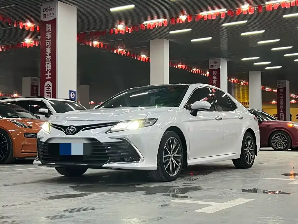 Toyota Camry — фото 1