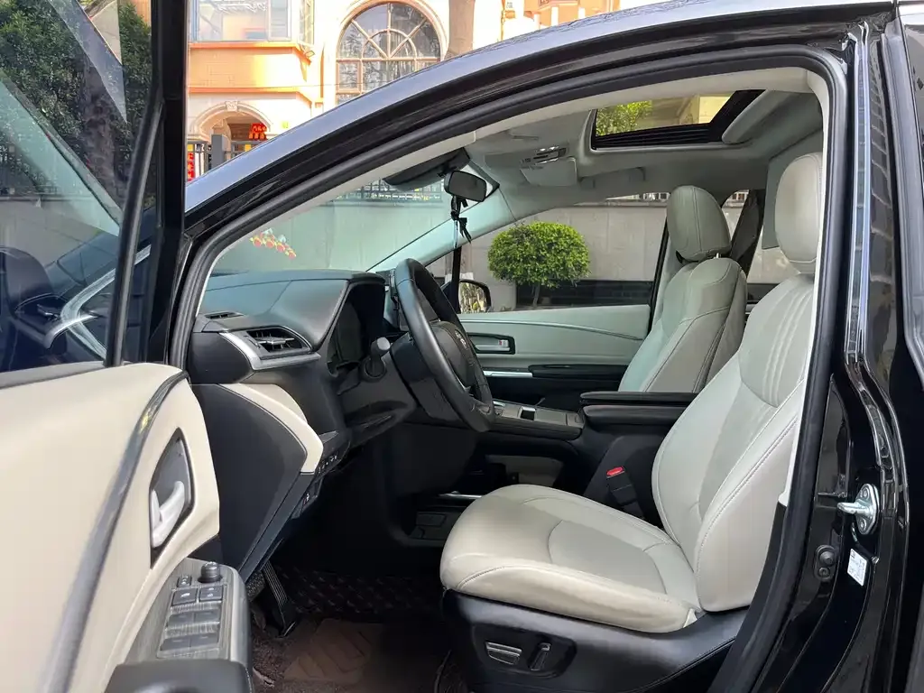 Toyota Sienna — фото 2