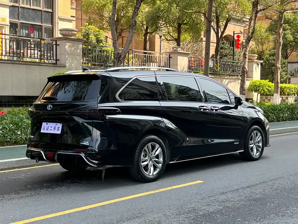Toyota Sienna — фото 3