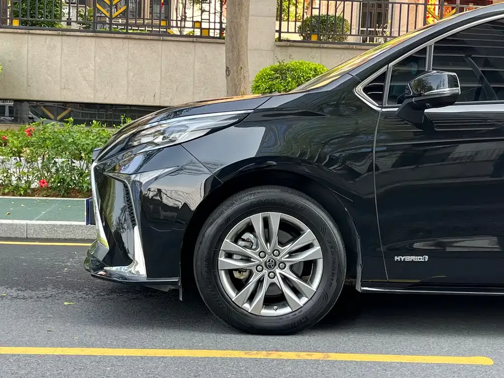 Toyota Sienna — фото 8