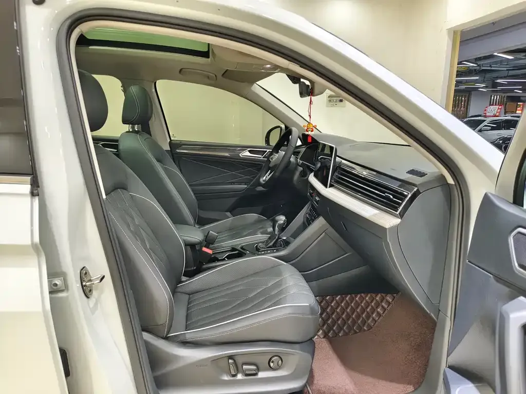 Volkswagen Tiguan L 2023 из CN, фото 10