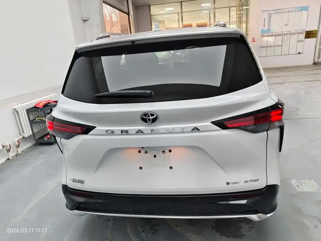Toyota Granvia 2024 из CN, фото 2