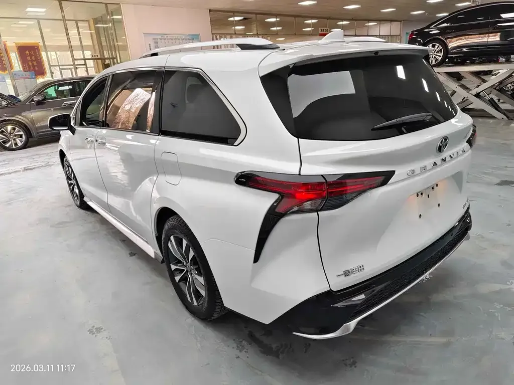 Toyota Granvia 2024 из CN, фото 8