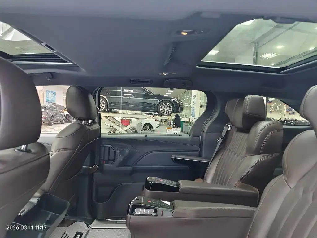 Toyota Granvia 2024 из CN, фото 7