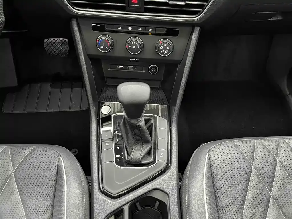 Volkswagen Tiguan L — фото 10