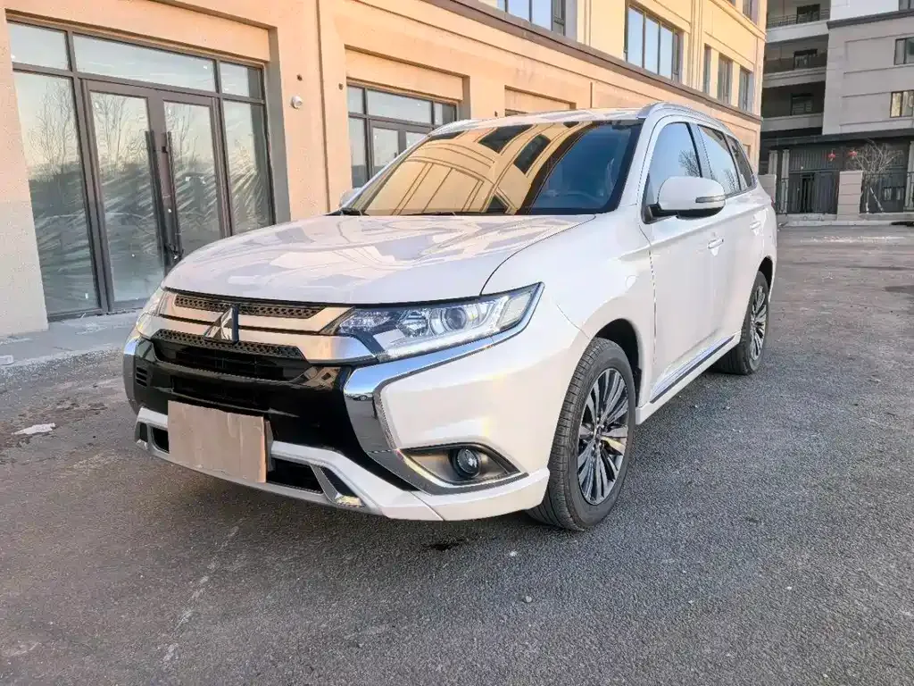 Mitsubishi Outlander — фото 1