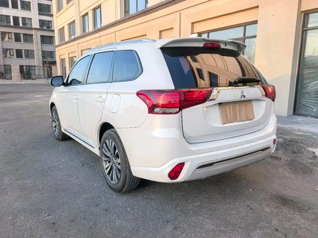 Mitsubishi Outlander — фото 7