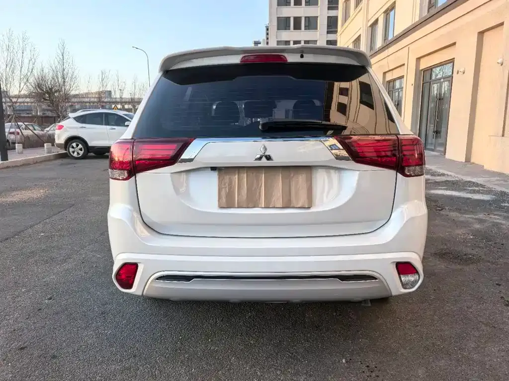 Mitsubishi Outlander — фото 10