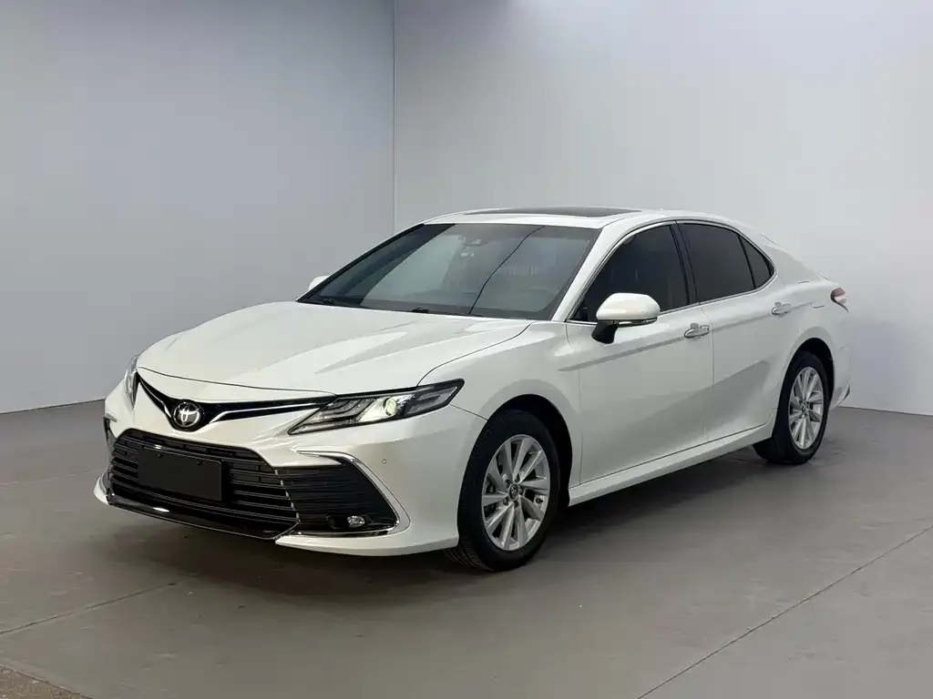 Toyota Camry — фото 1