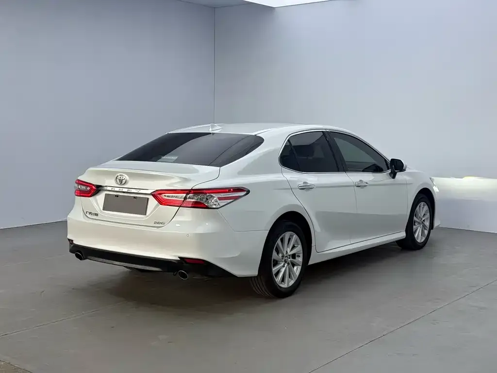 Toyota Camry — фото 2