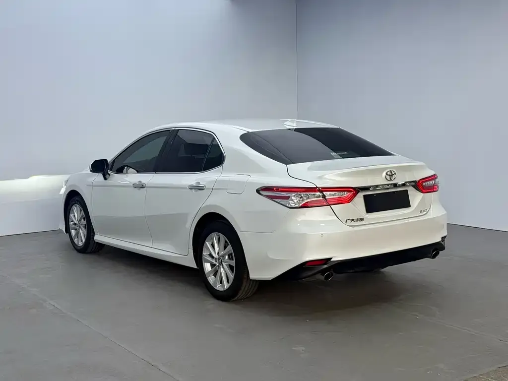 Toyota Camry — фото 3