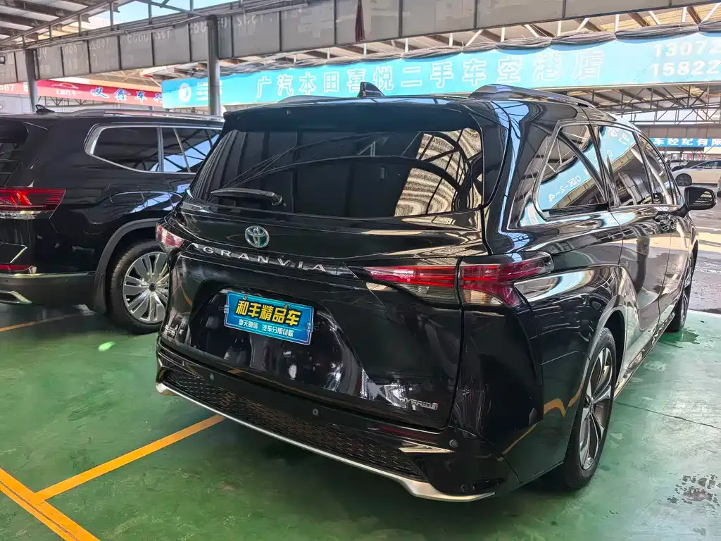 Toyota Granvia 2023 из CN, фото 4