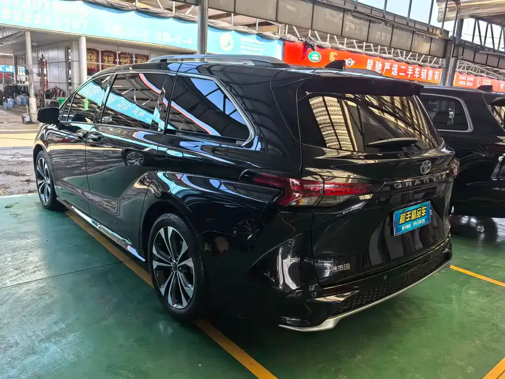 Toyota Granvia 2023 из CN, фото 3