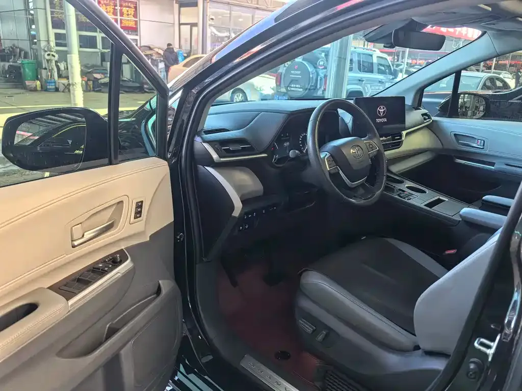Toyota Granvia 2023 из CN, фото 9