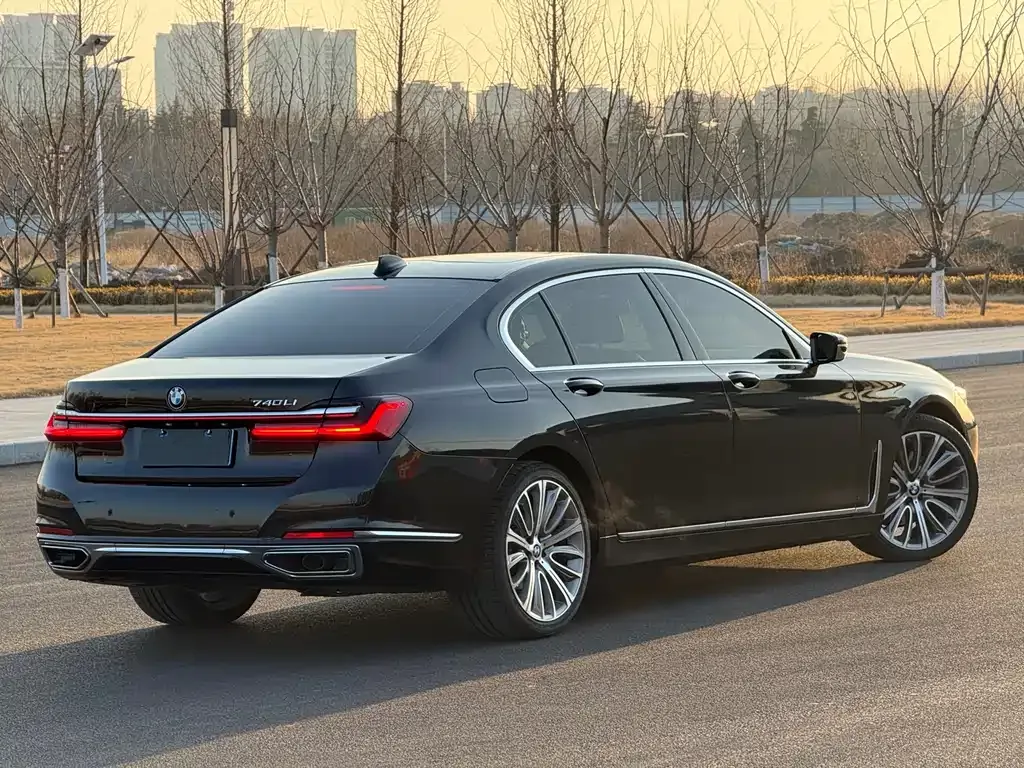 BMW 7 Series — фото 10