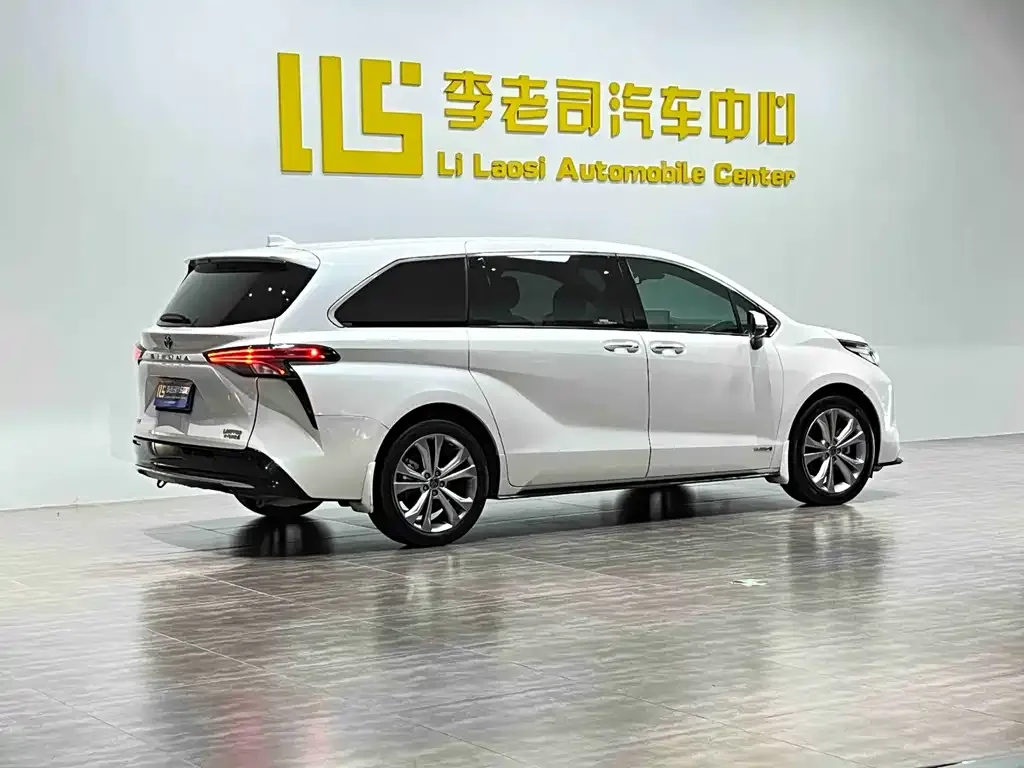 Toyota Sienna — фото 2
