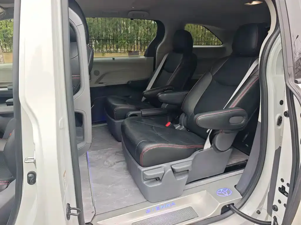 Toyota Sienna 2025 из CN, фото 2