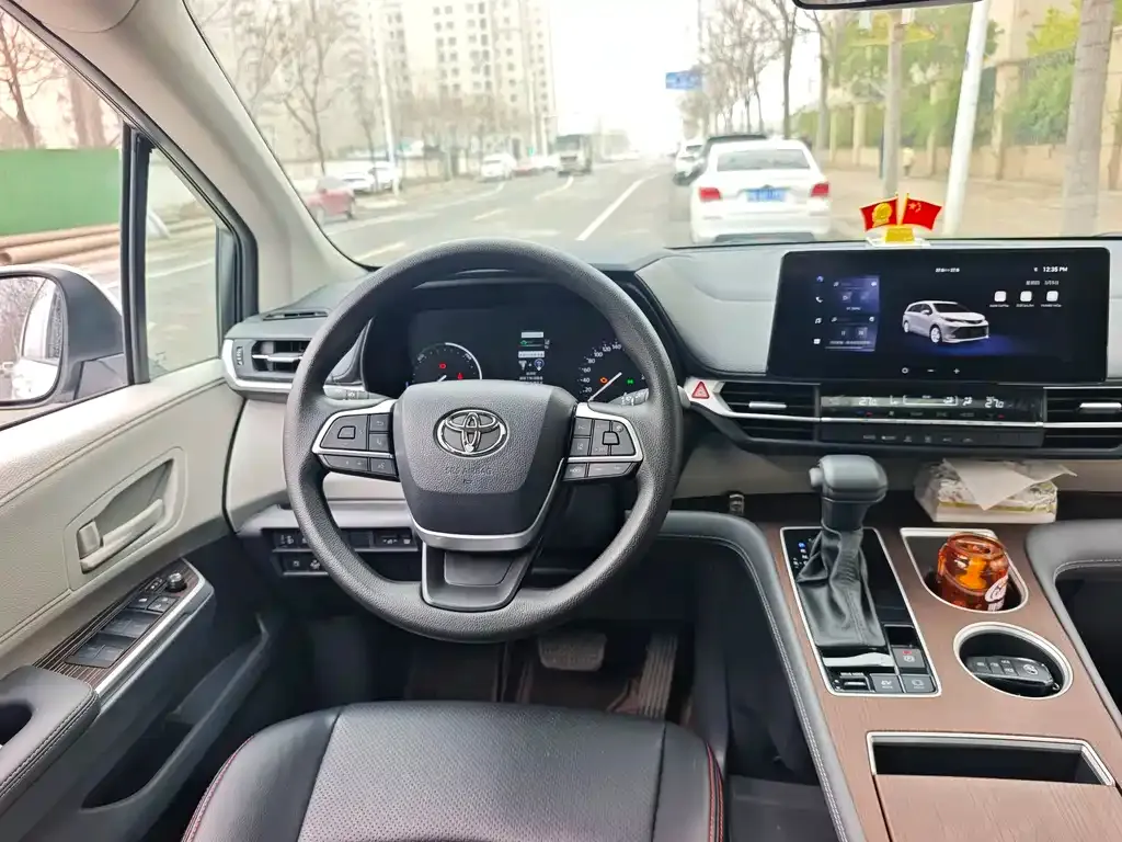 Toyota Sienna 2025 из CN, фото 4