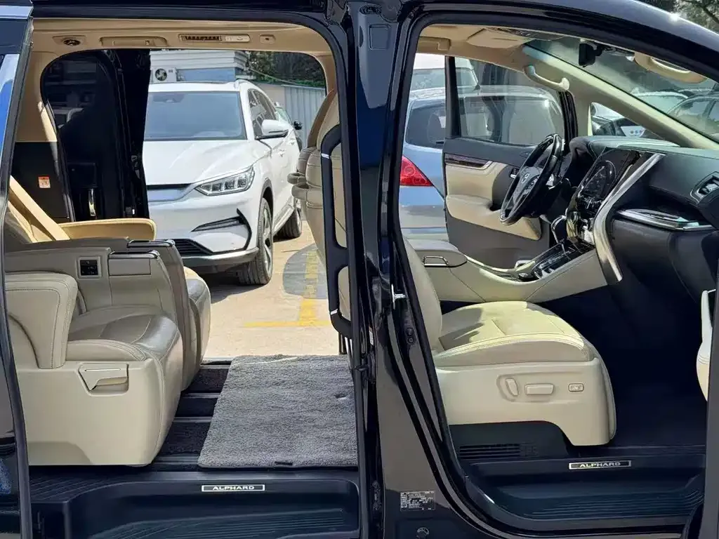 Toyota Alphard 2023 из CN, фото 4
