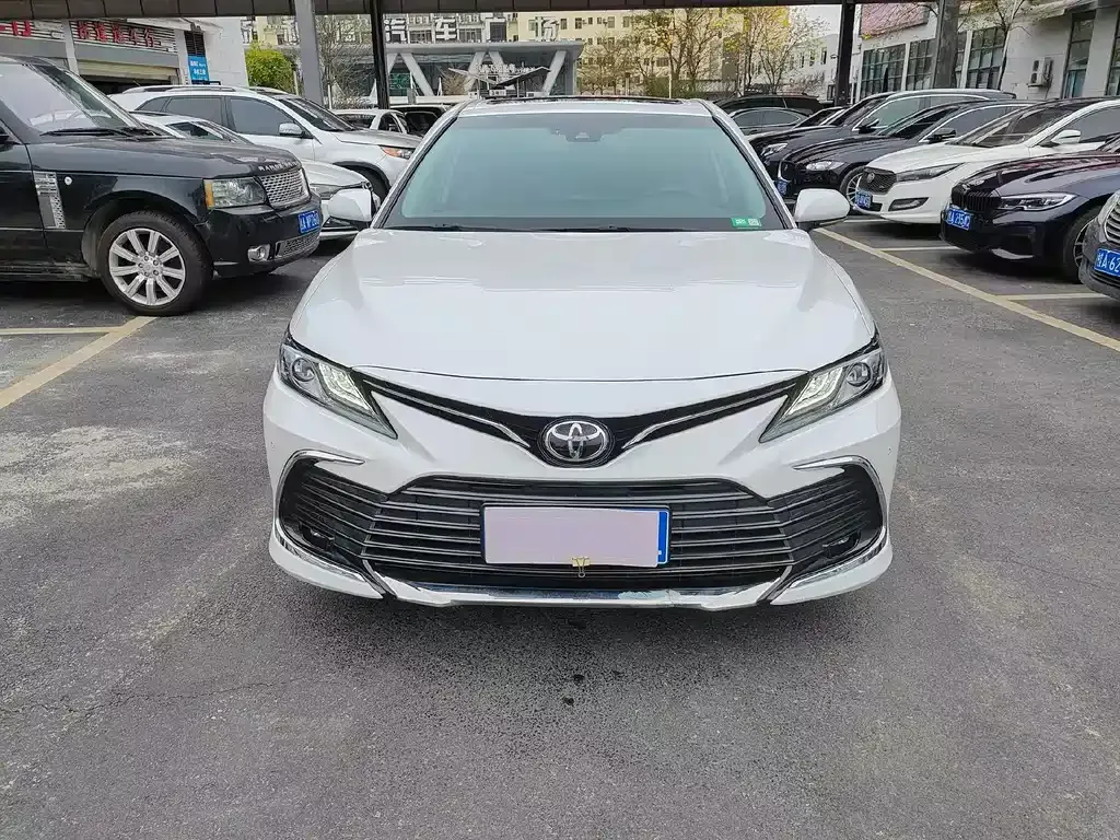 Toyota Camry — фото 1