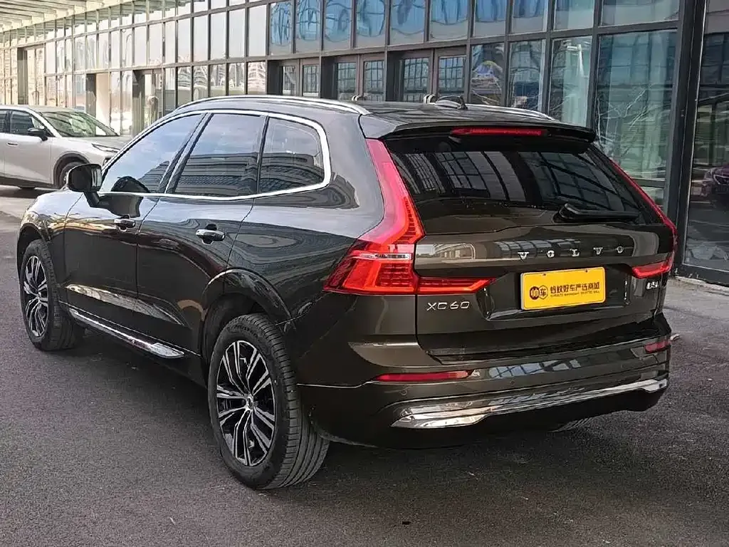Volvo XC60 — фото 10