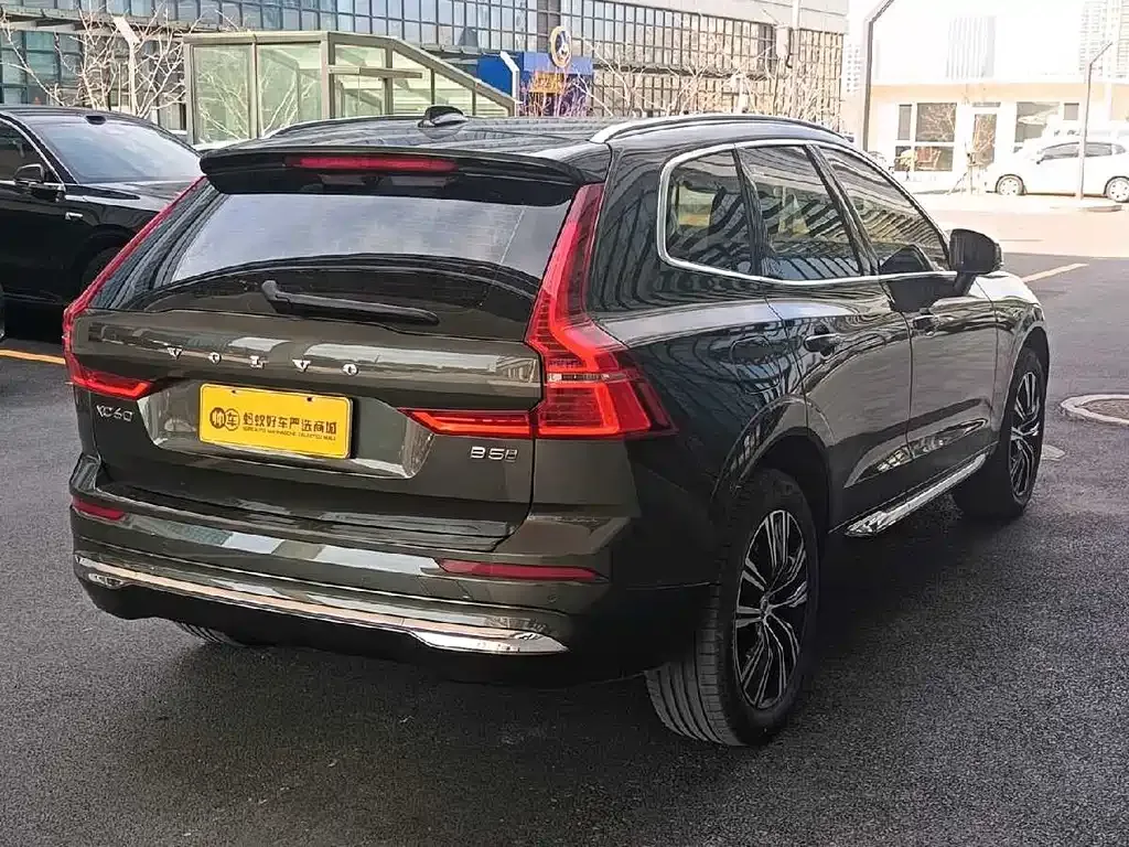 Volvo XC60 — фото 8