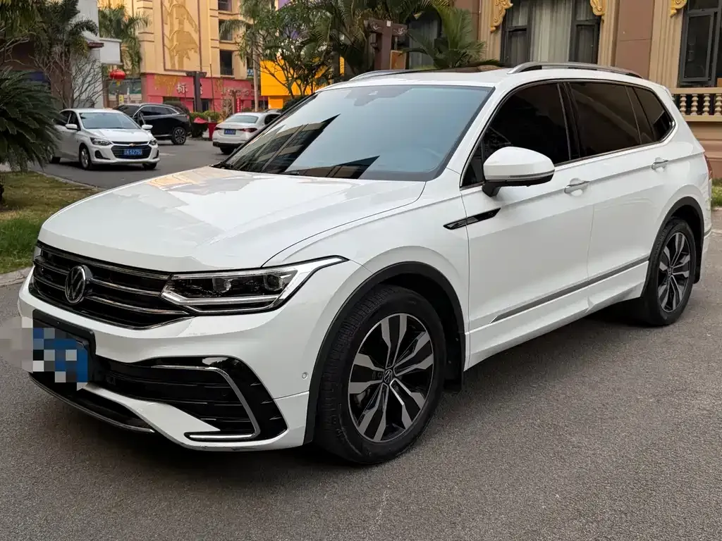 Volkswagen Tiguan L — фото 1