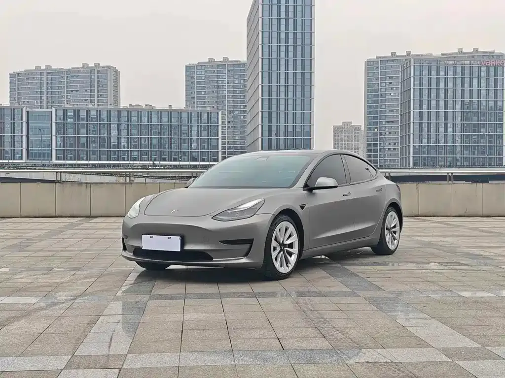 Tesla Model 3 — фото 1